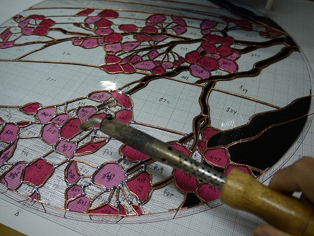 桜のステンドグラス「染井吉野」のハンダ作業