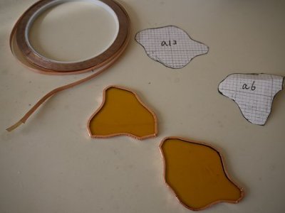 銅テープ（左）とテープを巻き終わったピース