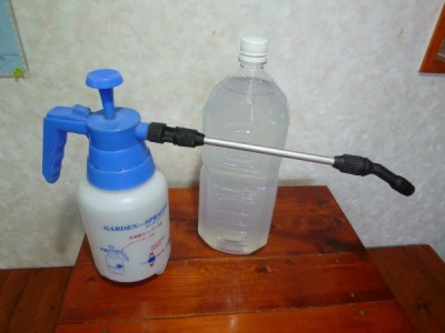 噴霧器とペットボトルの溶液