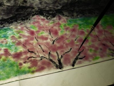 桜の幹の部分は、紫のガラスですが、ここにもグリザイユで影を付けます。