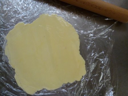 バターを薄く伸ばしておきます。