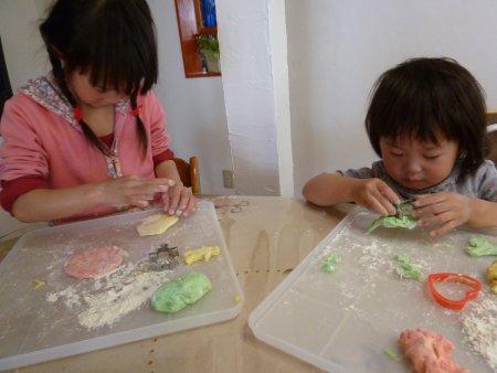 早速、粘土遊びが始まりました。小麦粉粘土に黄色、緑、赤の色をつけました。