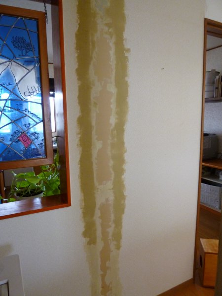 この壁も穴を板でうめ、パテを塗ります。