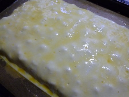 最後に、薄く伸ばしたパイ生地を被せ、溶き卵を塗り、オーブンで焼いたら出来上がり。