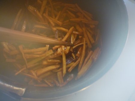 砂糖４０ｇ、塩一つまみ、水大さじ１杯を鍋に入れ、トロリとするまで煮溶かします。そこへ、揚げたサツマイモを入れてからめます。